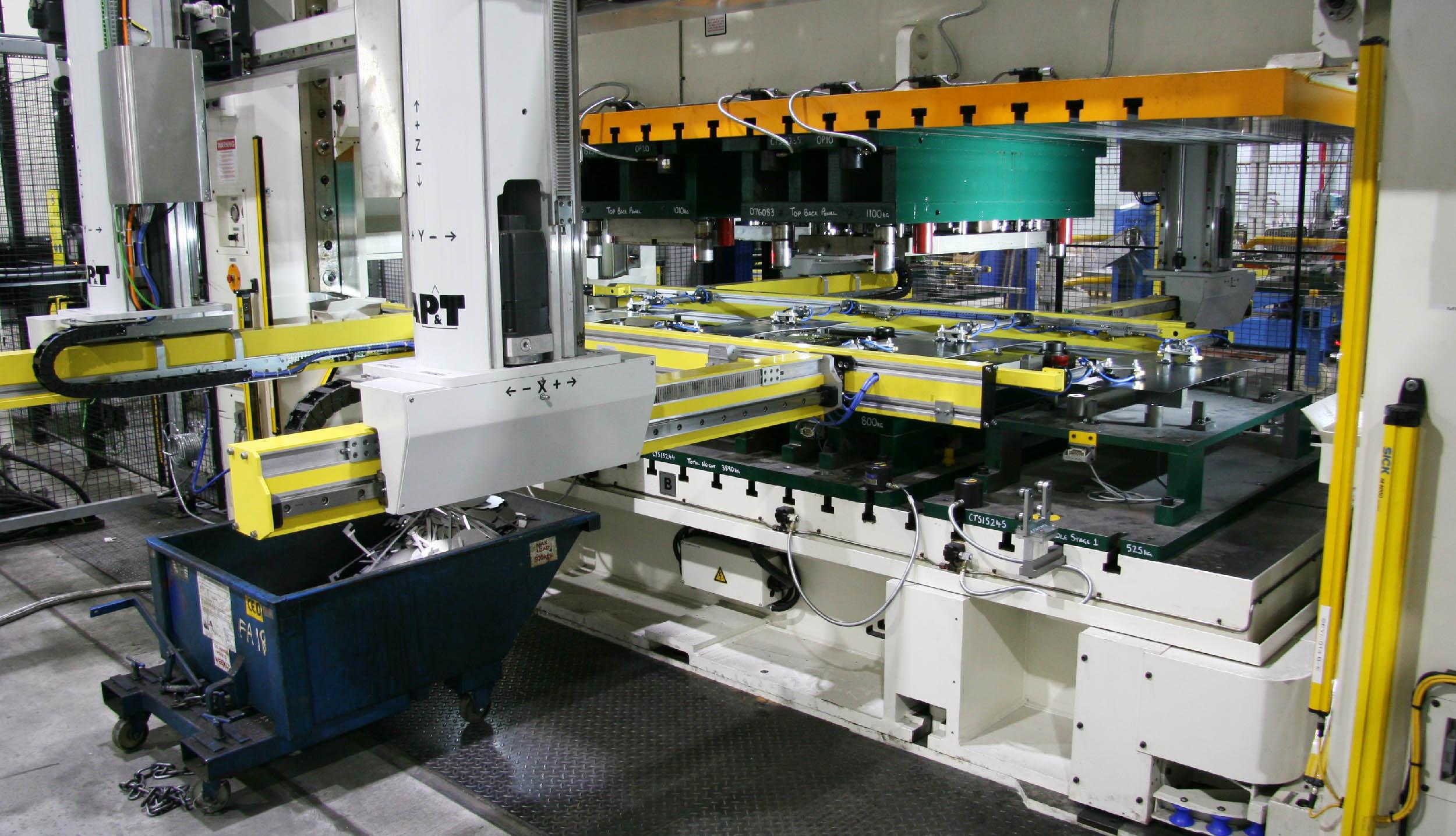 AP&T’s front/back transfer is a stable and flexible solution which takes care of high-speed feeding into and out of the press, as well as enables fast tool changes. 